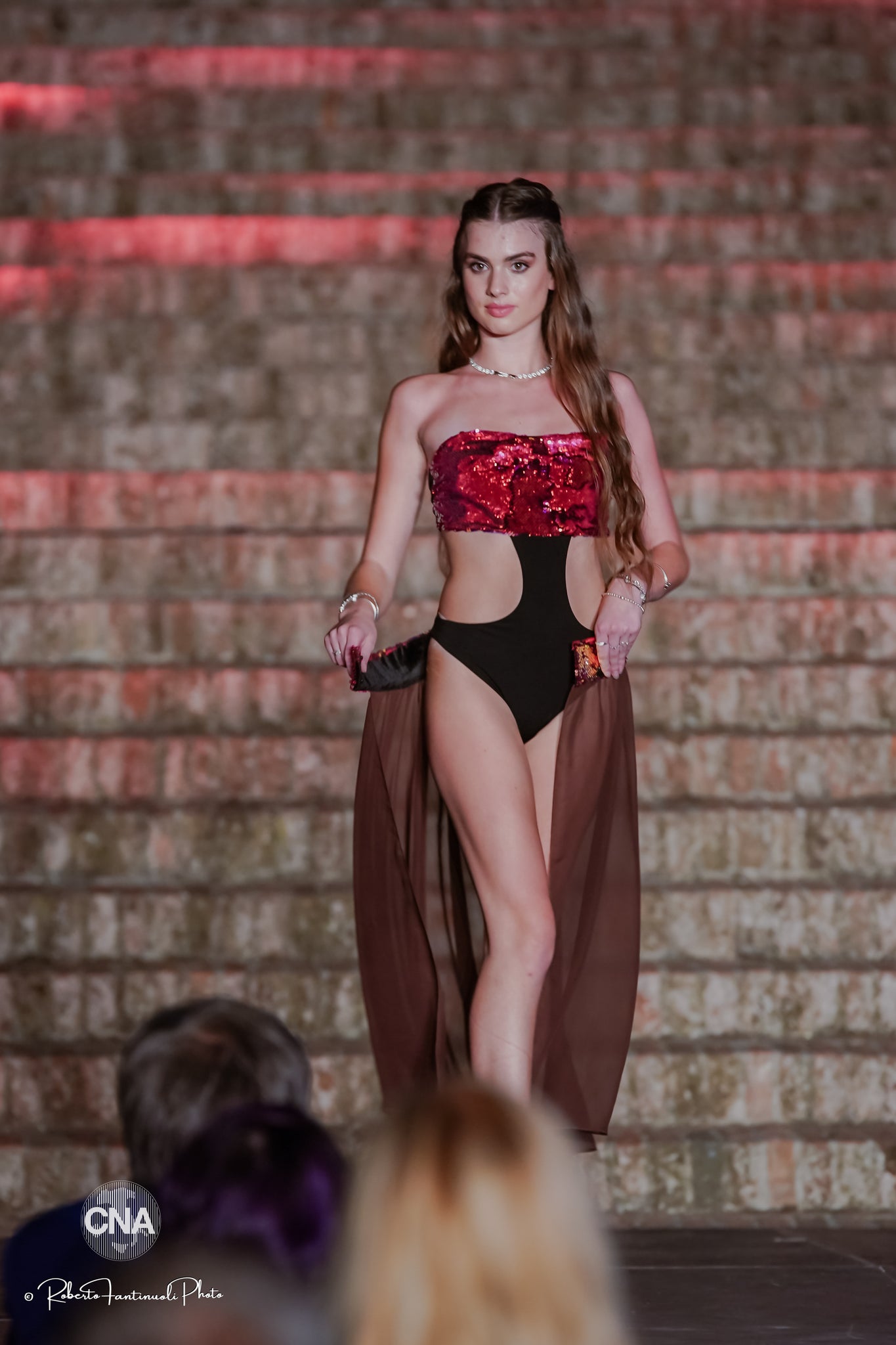 COSTUME NERO CON DETTAGLI IN PAIETTES MULTICOL BIKINI UNICO / BLACK SWIMSUIT WITH DETAILS IN MULTICOL SEQUINS