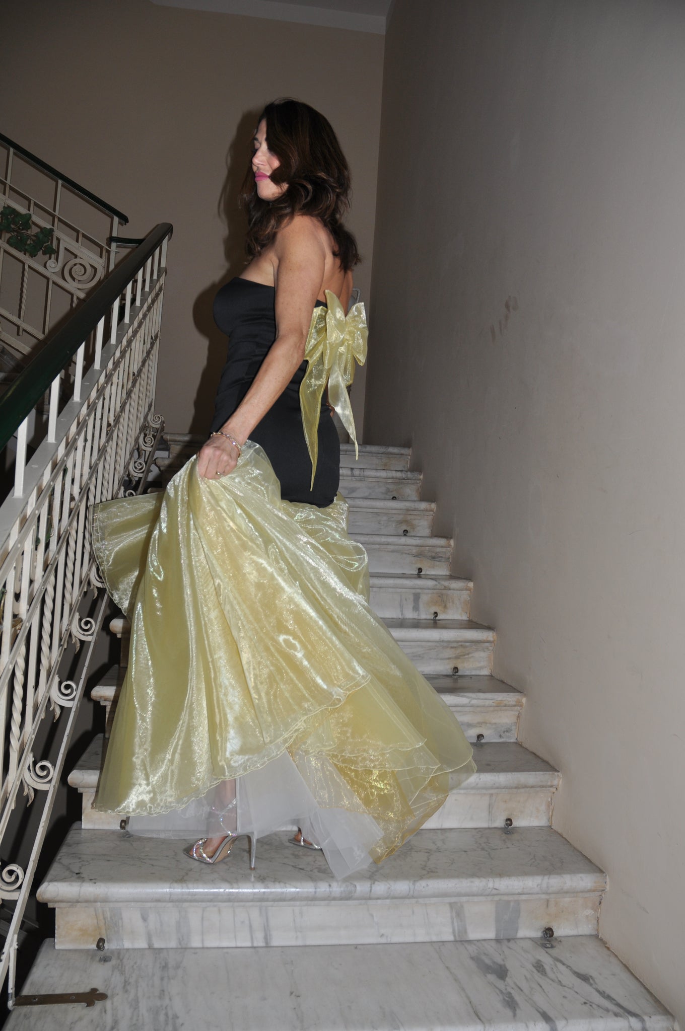 ABITO NERO CON TULLE GIALLO SUL FONDO / BLACK DRESS WITH YELLOW TULLE AT THE BOTTOM