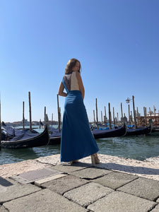 Ampia e lunga gonna in seta blu al 100% made in Italy con pizzo lavorato sulla schiena per l'abito bicolore in pura seta 100%. Designer Miriam-Tirinzoni